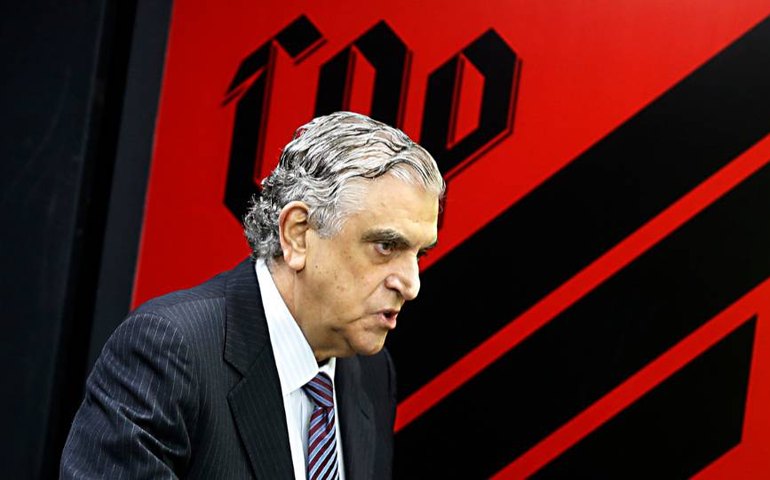 Petraglia defende torcida única em todo o Brasil e afronta Santos em coletiva