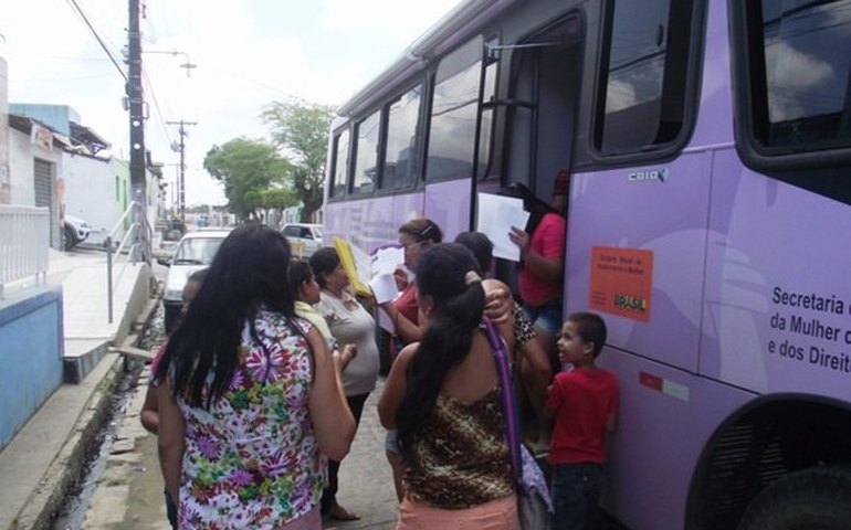 Estado leva unidade móvel para atendimento a mulheres em Quebrangulo