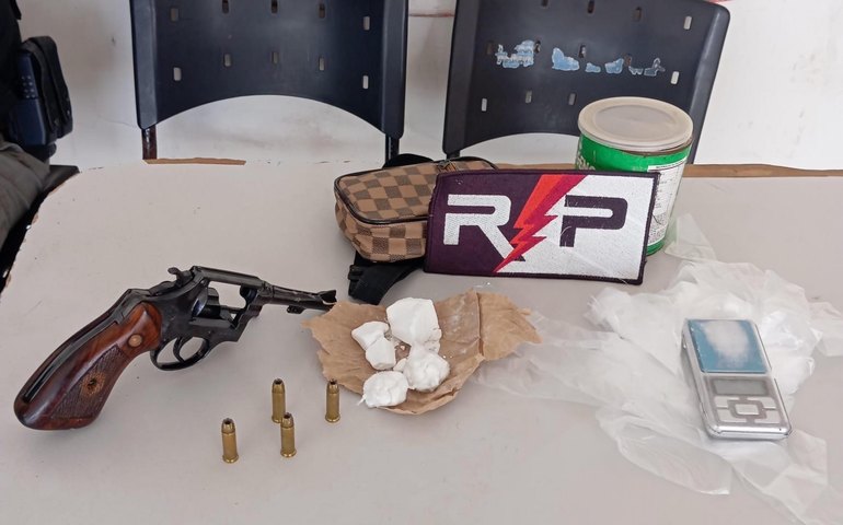 Polícia Militar apreende arma e mais de 100 porções de cocaína em Arapiraca