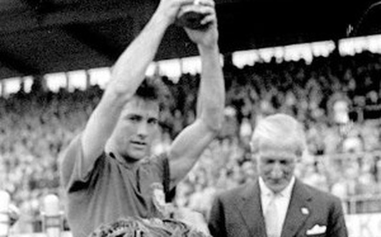 Morre Bellini, o capitão brasileiro que eternizou gesto com a taça na Copa de 58