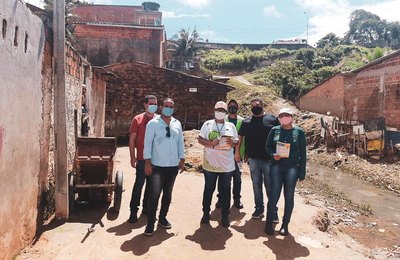 Ação conscientiza moradores de comunidades sobre descarte irregular de lixo em Maceió