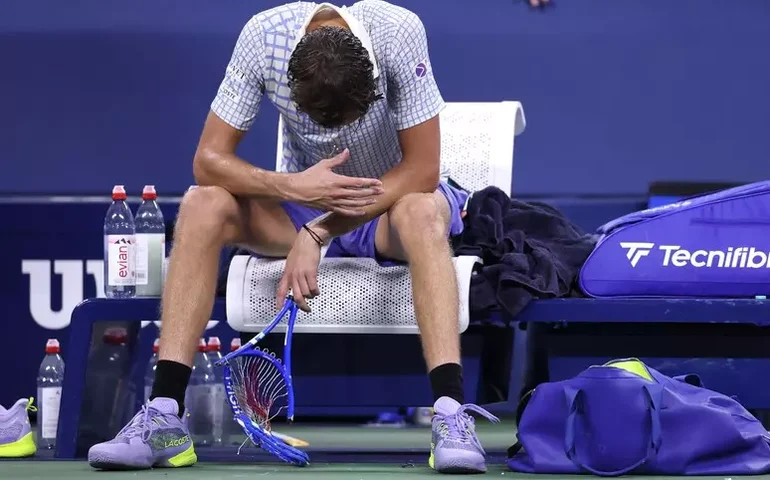 Medvedev discute com árbitro e quebra raquete no US Open