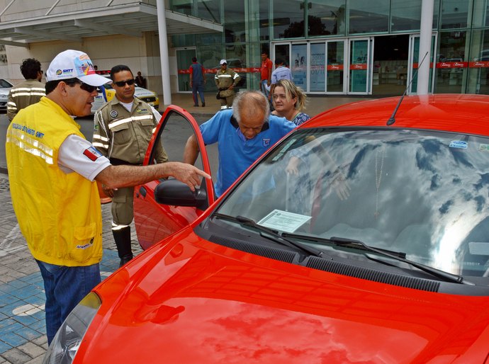 SMTT de Arapiraca fiscaliza vagas especiais em estacionamentos privados