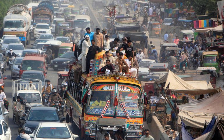Acidente de ônibus mata 28 peregrinos paquistaneses no Irã, vídeos