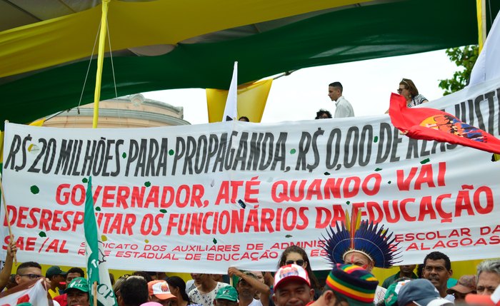 Servidores da Educação cobraram reajuste salarial por parte do governador Renan Filho