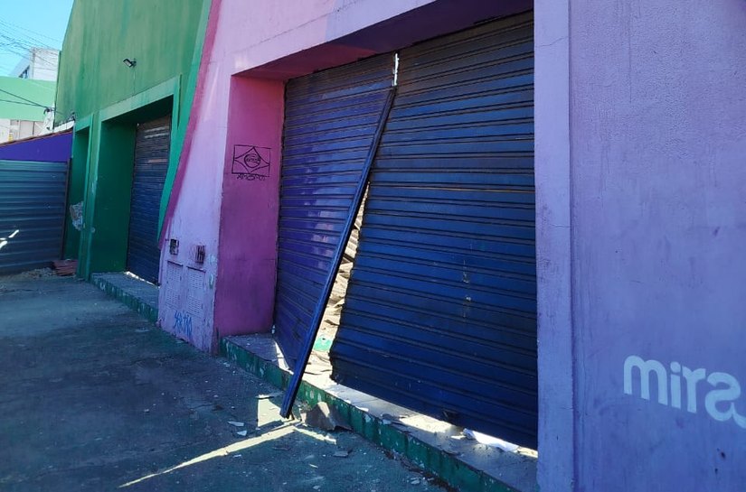 VÍDEO: teto do Mercado do Jaraguá desaba durante obras