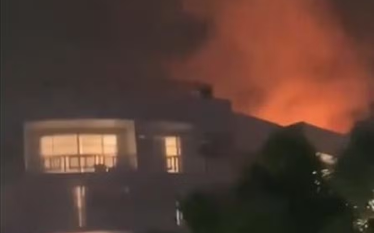 Helicóptero cai no telhado de hotel e mata piloto; centenas são retirados do prédio