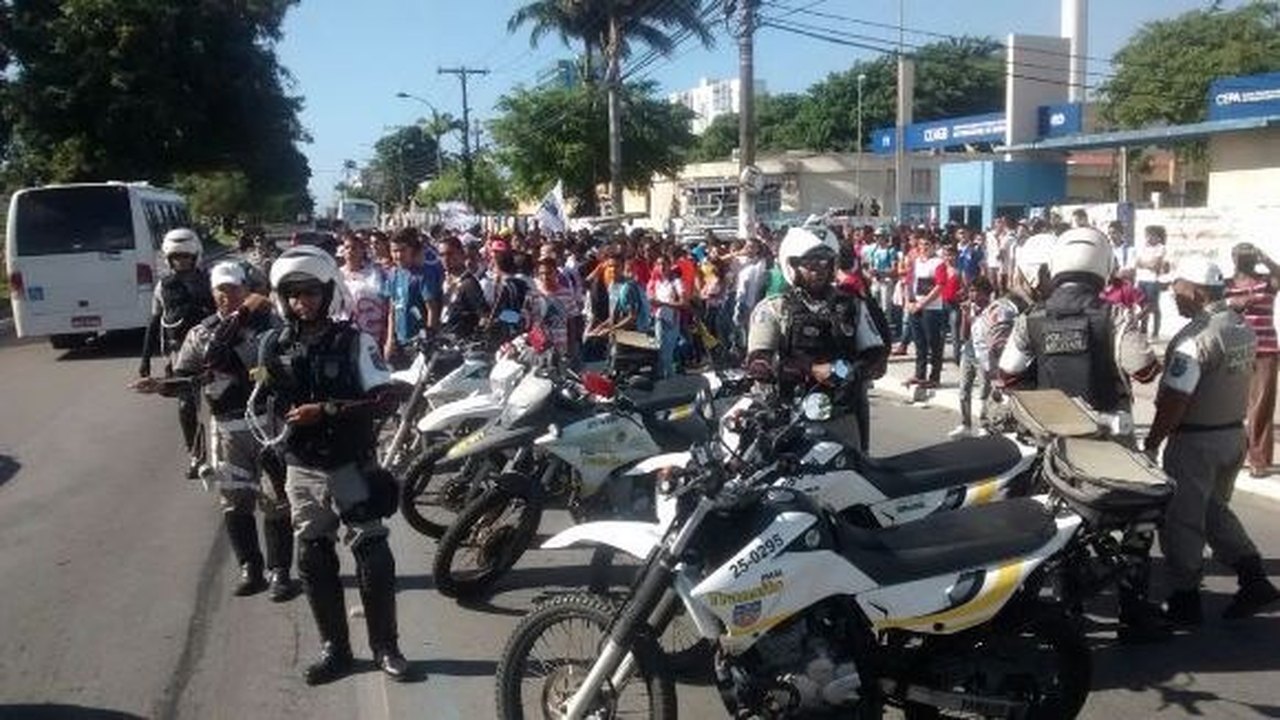 PM coordena deslocamento pacífico de estudantes pela Fernandes Lima