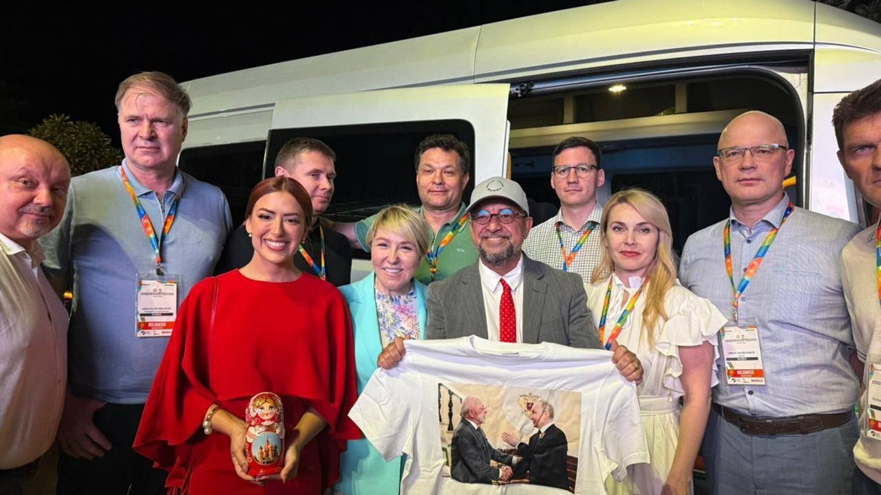 Diplomacia no estilo casual: camisa com Lula e Putin conquista BRICS+ no RJ