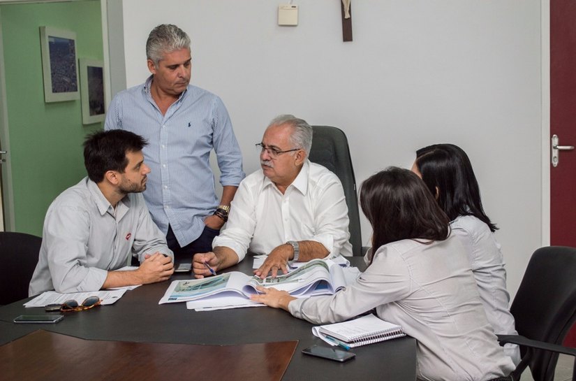 Teófilo e diretores do shopping discutem parceria para beneficiar população