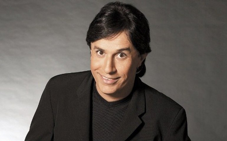Promessa nos anos 1990, Tom Cavalcante chega aos 60 fazendo rir