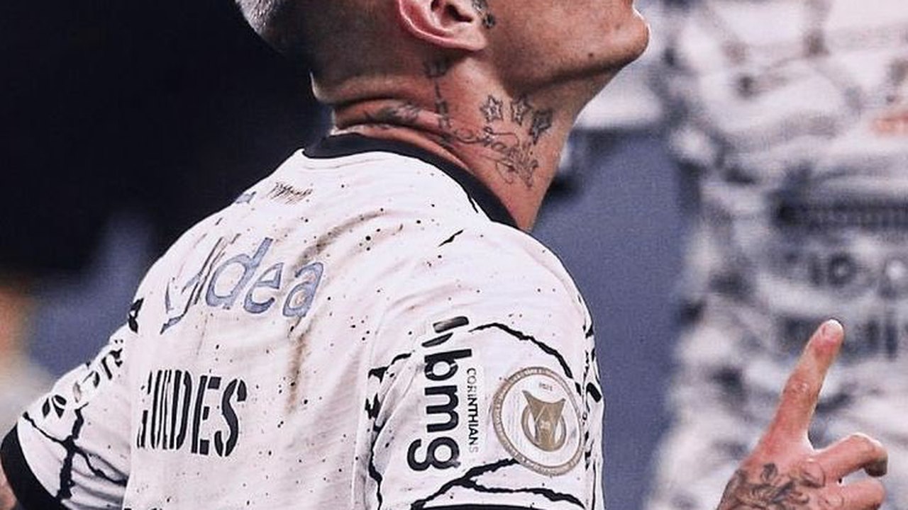 Roger Guedes, ex Corinthians, desloca o dedo em lance durante jogo no Catar; veja vídeo