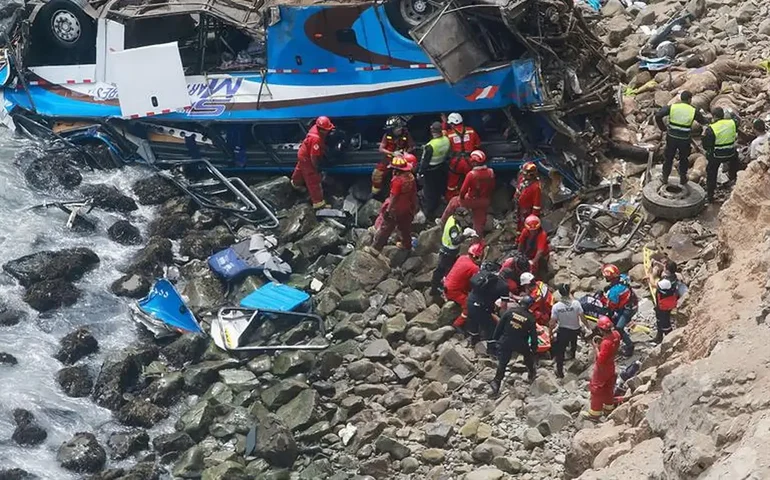 Ônibus cai em penhasco e deixa ao menos 21 mortos no Peru