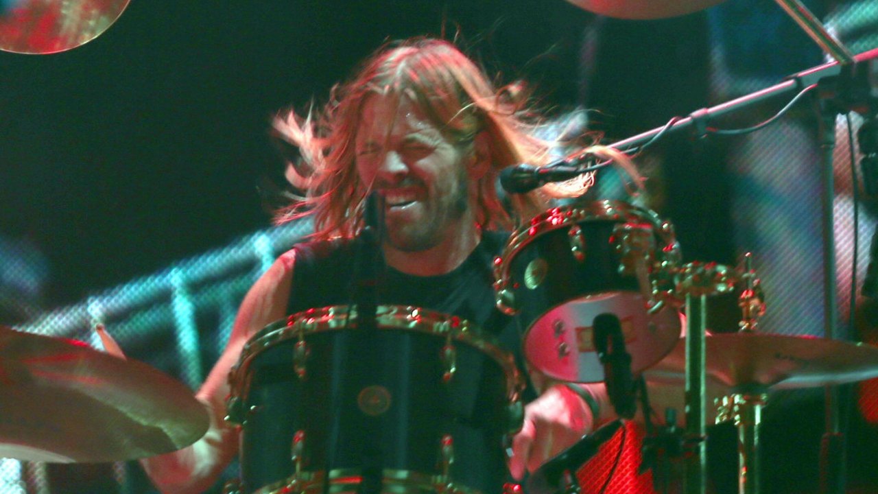 Foo Fighters anuncia continuidade da banda sem Taylor Hawkins