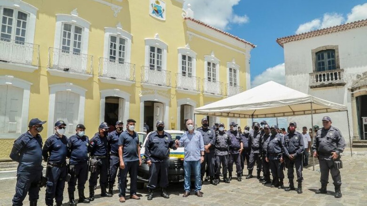 Prefeito Ronaldo Lopes entrega veículo para Guarda Patrimonial de Penedo