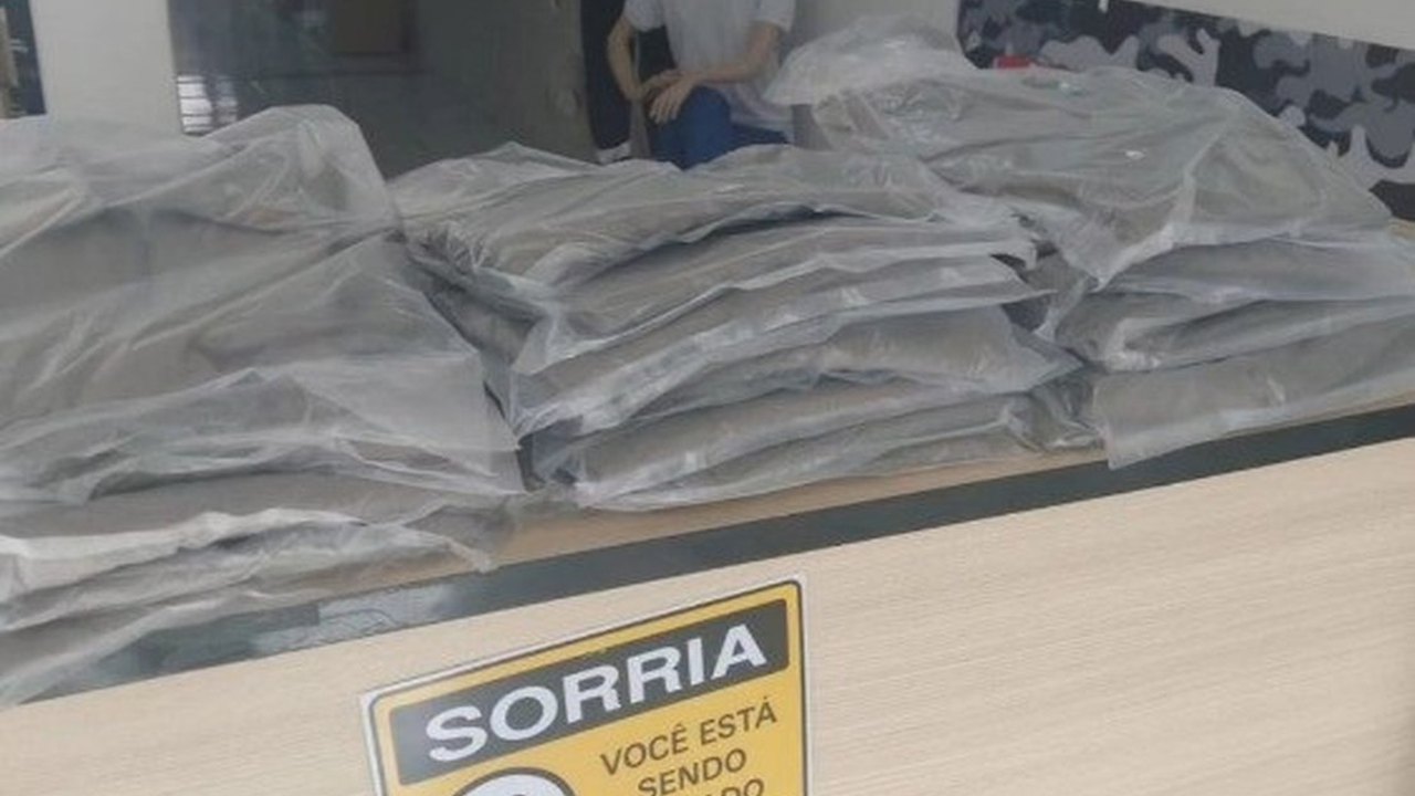 PM apreende uniformes vendidos em estabelecimentos ilegais em Arapiraca e Maceió