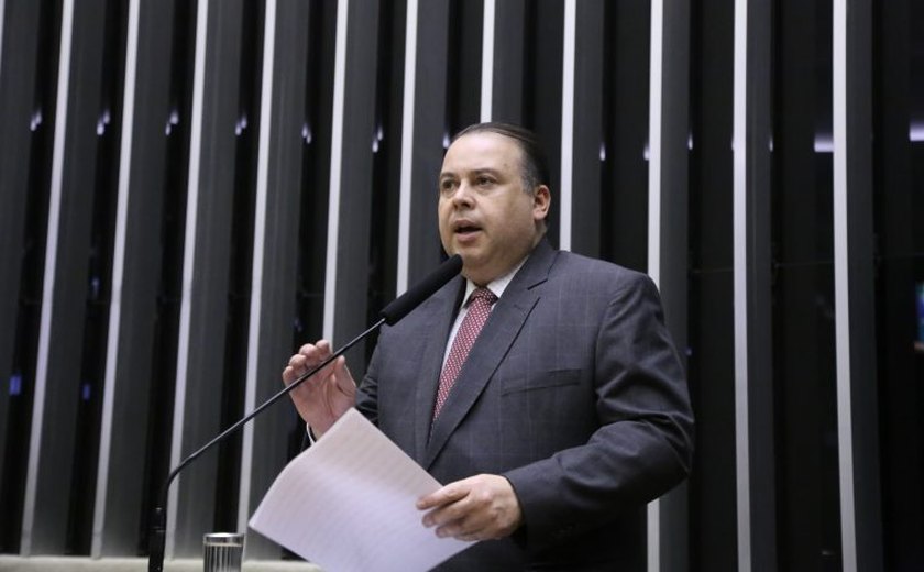 Comissão aprova projeto que obriga plataformas digitais a alertar sobre vício em pornografia