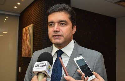 Rui anuncia suspensão de IPTU a moradores do Pinheiro 