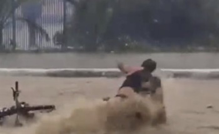 Um homem foi arrastado pela água após cair de bicicleta na Avenida Governador Afrânio Lages