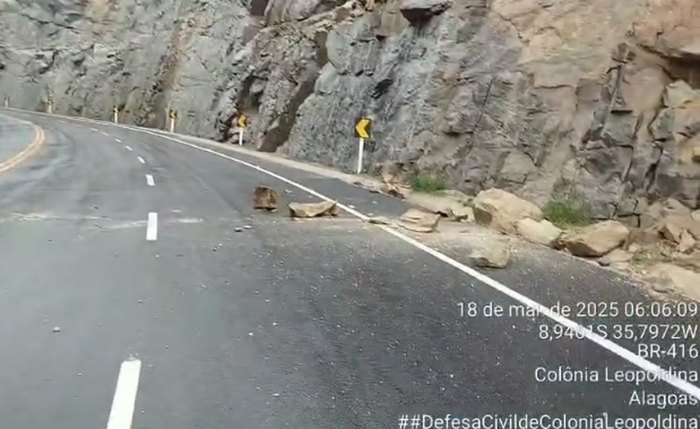 Pedras deslizaram até a pista; motoristas foram orientados a evitar a região Pedras deslizaram até a pista; motoristas foram orientados a evitar a região