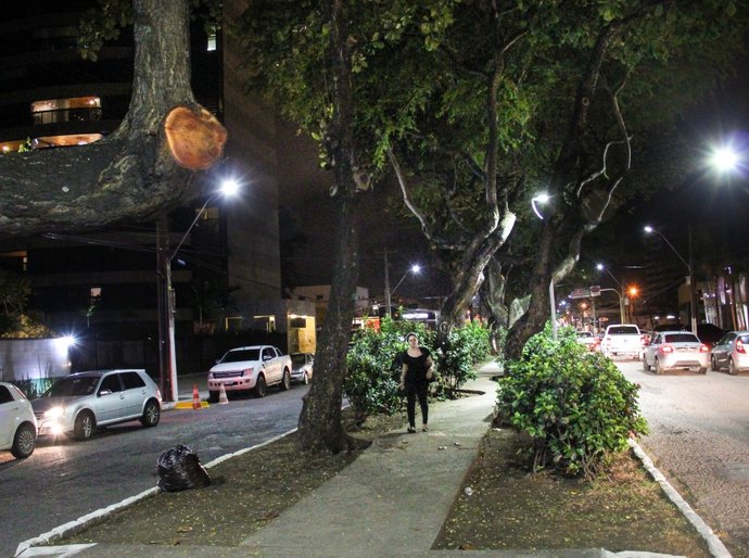 Prefeitura de Maceió segue com instalação de luminárias em avenidas
