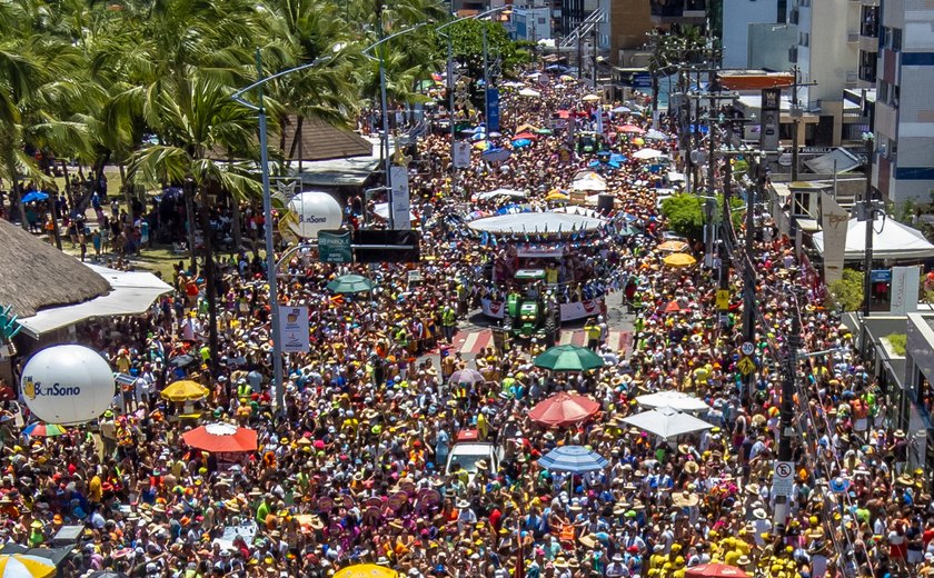 Pinto da Madrugada arrasta 500 mil pessoas ao som do hino de Alagoas em ritmo de frevo