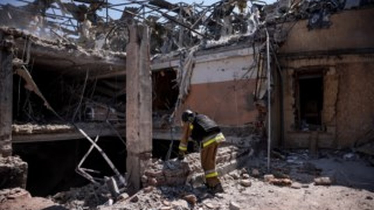 Bombardeio a hotel na Ucrânia mata funcionário da 'Reuters' e fere dois jornalistas