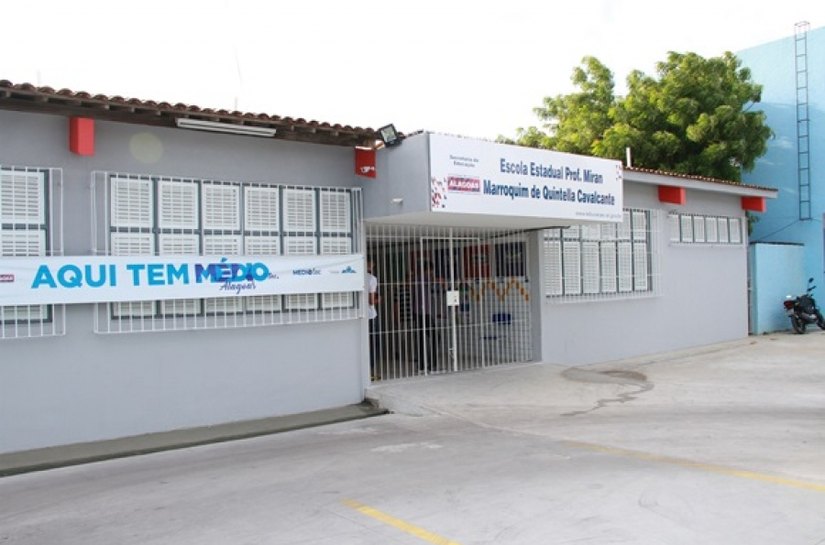 Renan Filho entrega escola recuperada para juventude do Jacintinho nesta 5ª