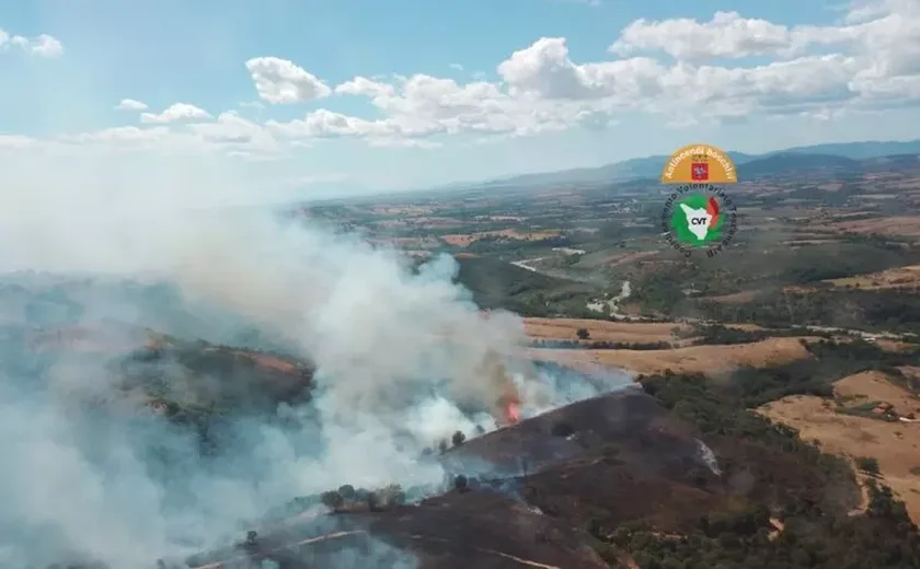 Incêndio em cidade na Itália paralisa trens e evacua hotel