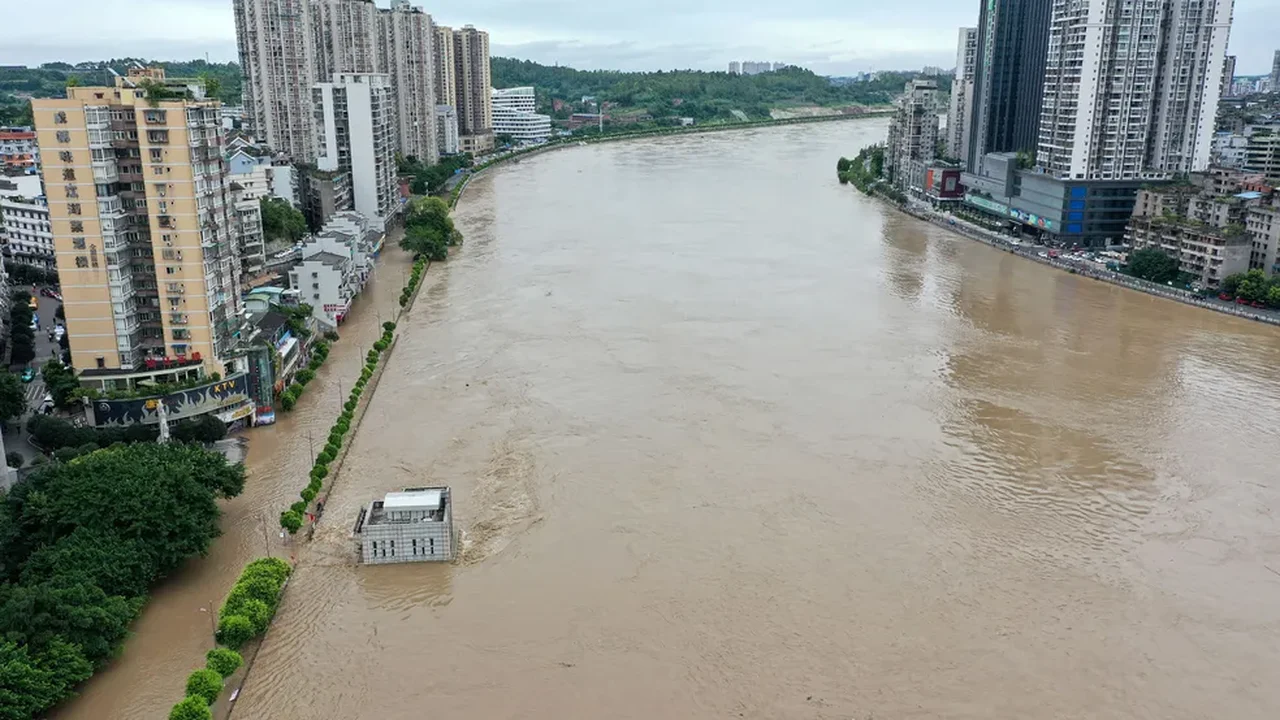 Inundações pioram após tempestades e operações de resgate se intensificam