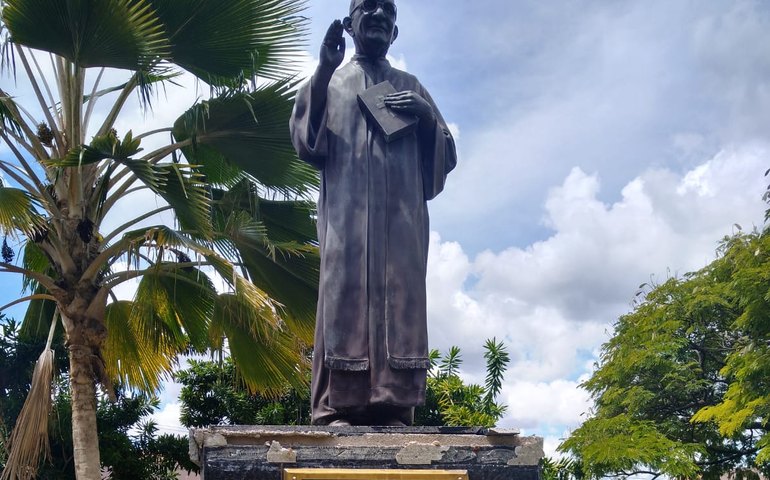 Monumentos em praças aparecem danificados e sem manutenção