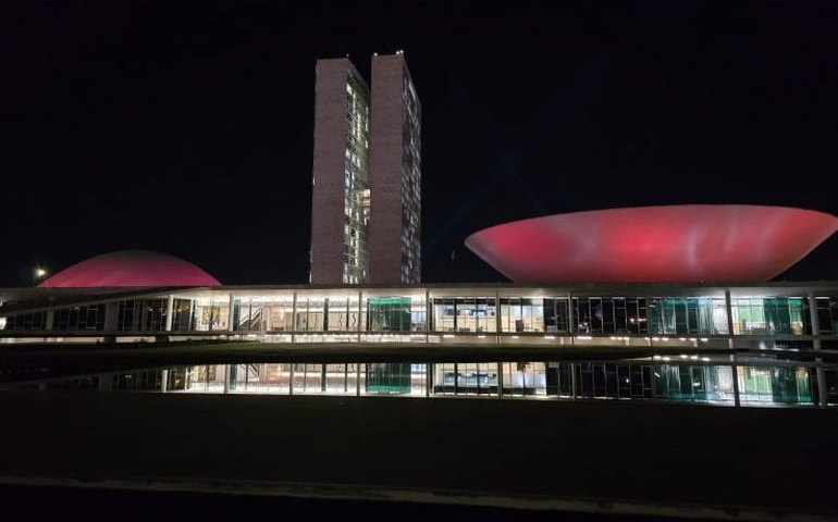 Congresso Nacional ganha iluminação bordô para alertar sobre a cefaleia