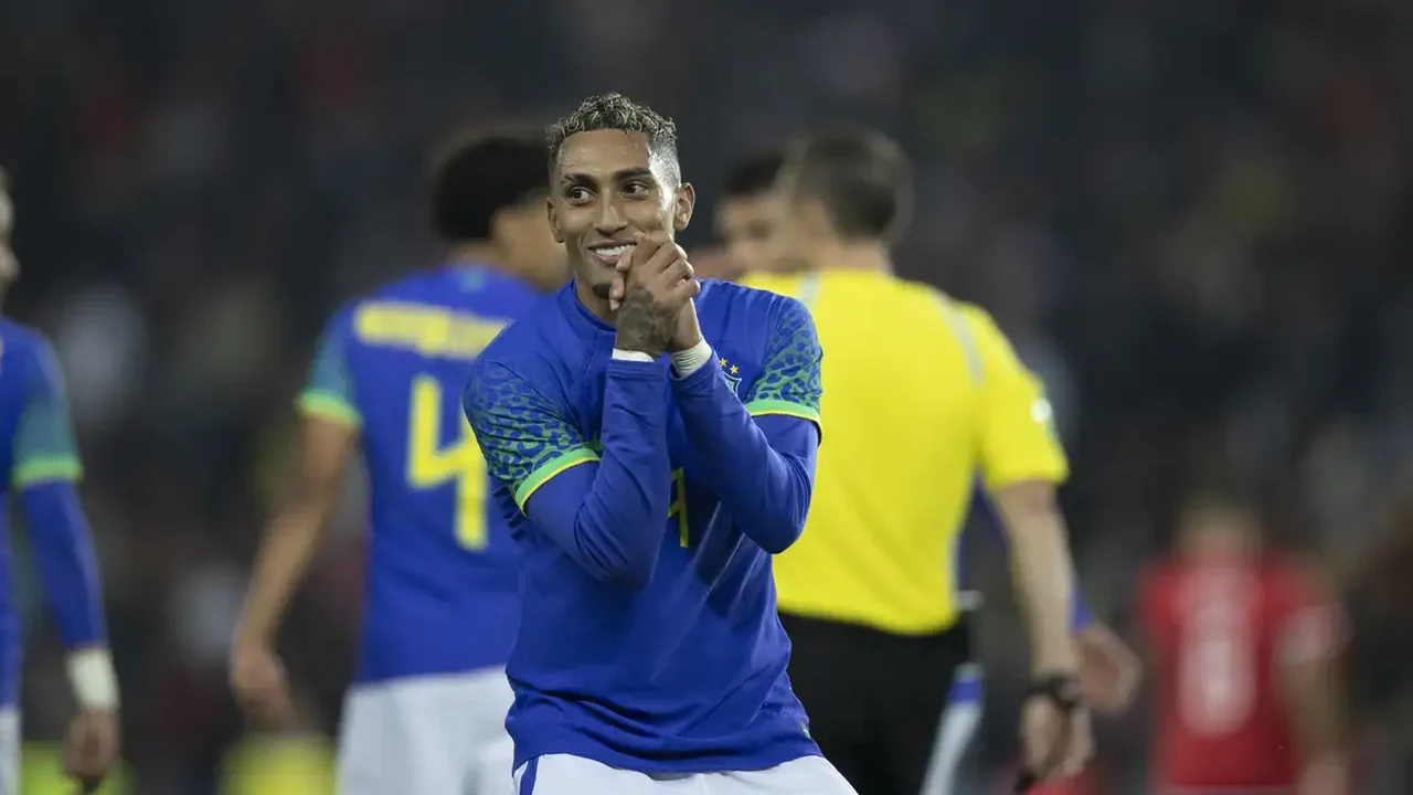 Escudo centralizado e 'ondas': site vaza suposta nova camisa azul da seleção brasileira
