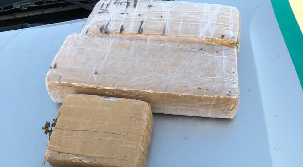 Suspeitos de assalto são presos com mais de dois tabletes de maconha em Nossa Senhora do Socorro / Foto: Foto: Polícia Militar/SE