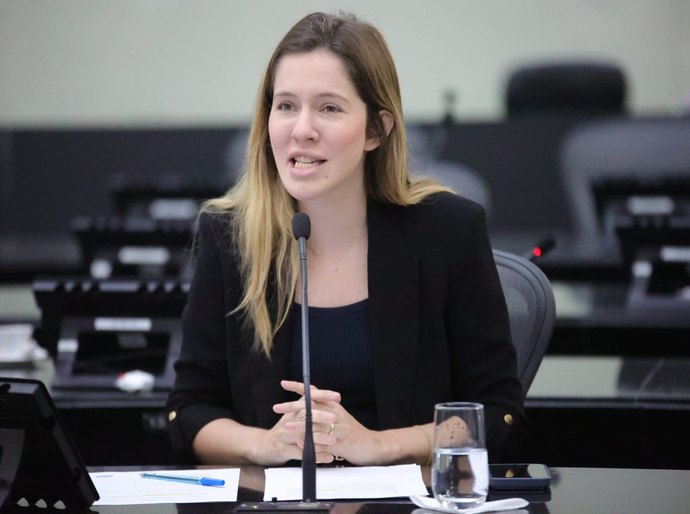 Cibele Moura denuncia ciclo de violência doméstica e defende lei que obriga condomínios a denunciar agressões