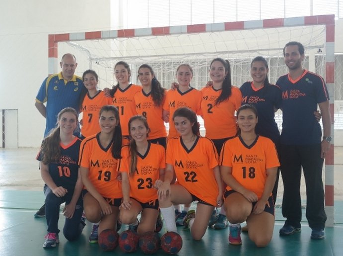 Técnico da seleção feminina de handebol assiste partida de AL e Pará