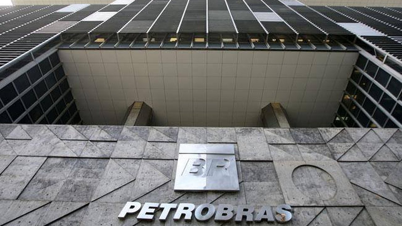 Petrobras perde R$ 6,2 bi com corrupção e prejuízo chega R$ 21,6 bi em 2014