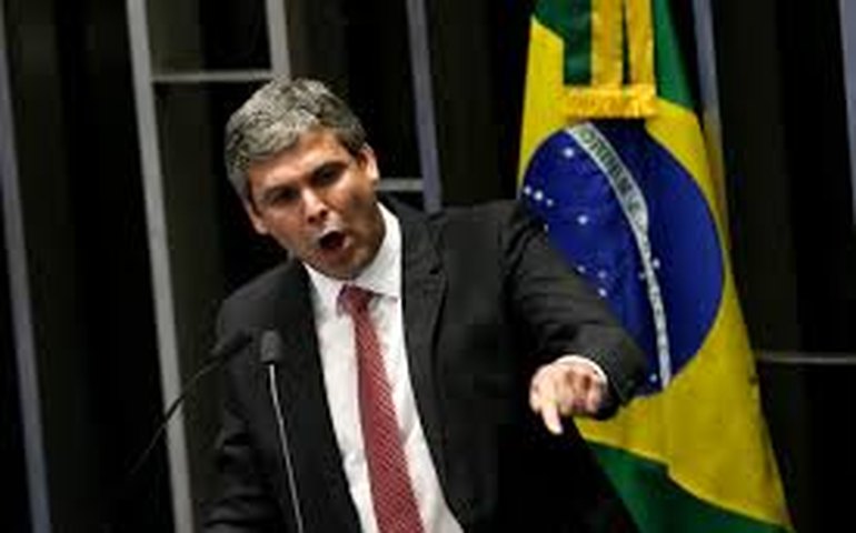 Lindbergh pede inclusão de Flávio e Jair Bolsonaro em inquérito por obstrução de investigação