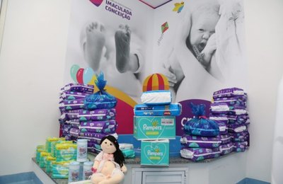 Marechal entrega kits de fralda em comemoração a reabertura da maternidade