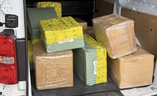Carro de pequeno porte levava cerca de 75 quilos de entorpecentes e mil cigarros eletrônicos / Foto: SSP/AL
