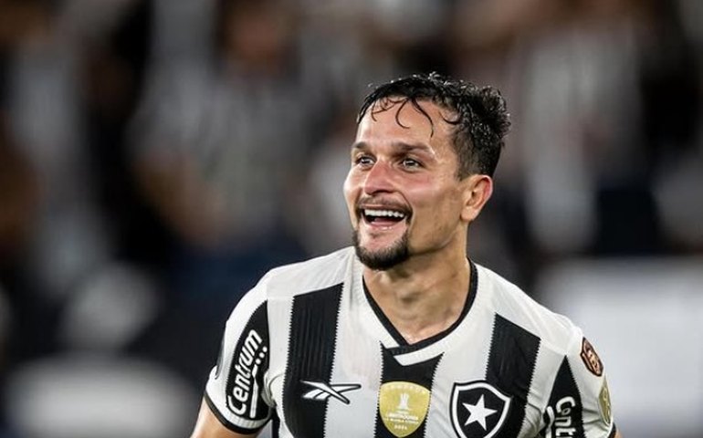 Técnico do Botafogo explica gesto com o dedo: 'Fiz para meu colega de comissão'