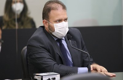 Léo Loureiro requer prioridade de vacinação contra a Covid-19 para gestantes, puérperas e lactantes