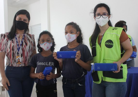Sesc Alagoas inicia entrega de kits de saúde bucal para alunos da EJA e da educação complementar