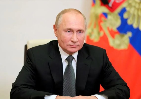 Putin diz que tem 'estoque suficiente' de bomba de fragmentação e ameaça retaliação