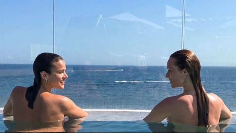 Mari Ximenes e Bruna Marquezine 'quebram a web' com topless em piscina