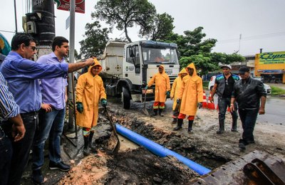 Prefeito Rui Palmeira vistoria obras de drenagem no Tabuleiro