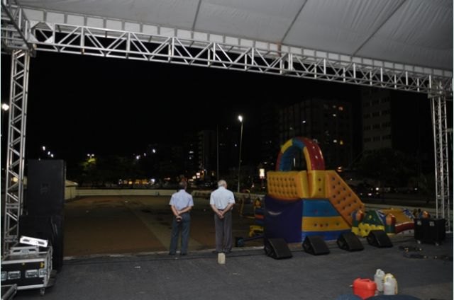 Estrutura montada na Praça Multieventos, na Praia de Pajuçara