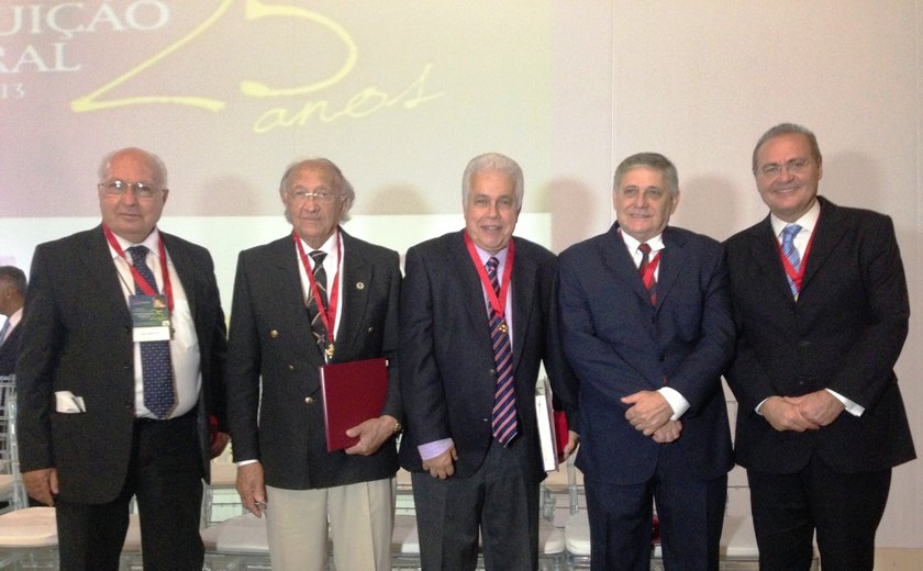 Renan recebe homenagem da OAB por sua participação na Constituição de 1988