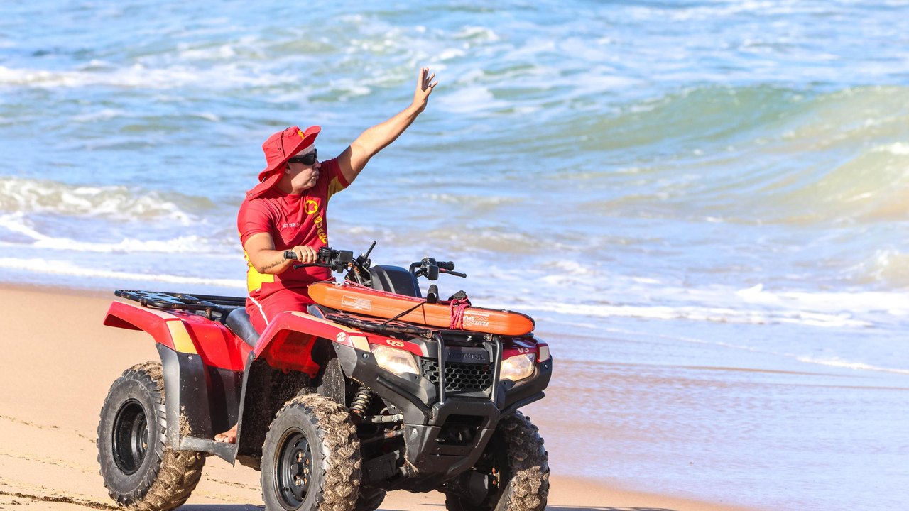 Corpo de Bombeiros salva dois turistas vítimas de afogamento na praia do Francês