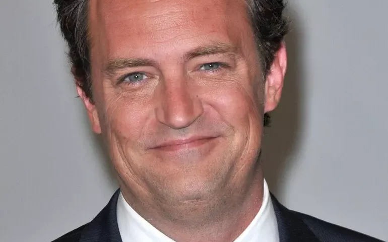Médico que forneceu cetamina a Matthew Perry é condenado